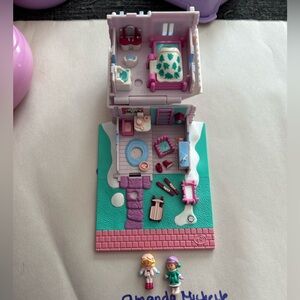 Cozy cottage 2 dolls